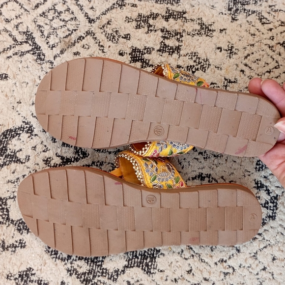 Embroidered Traditional Slippers - Picture 11 of 11